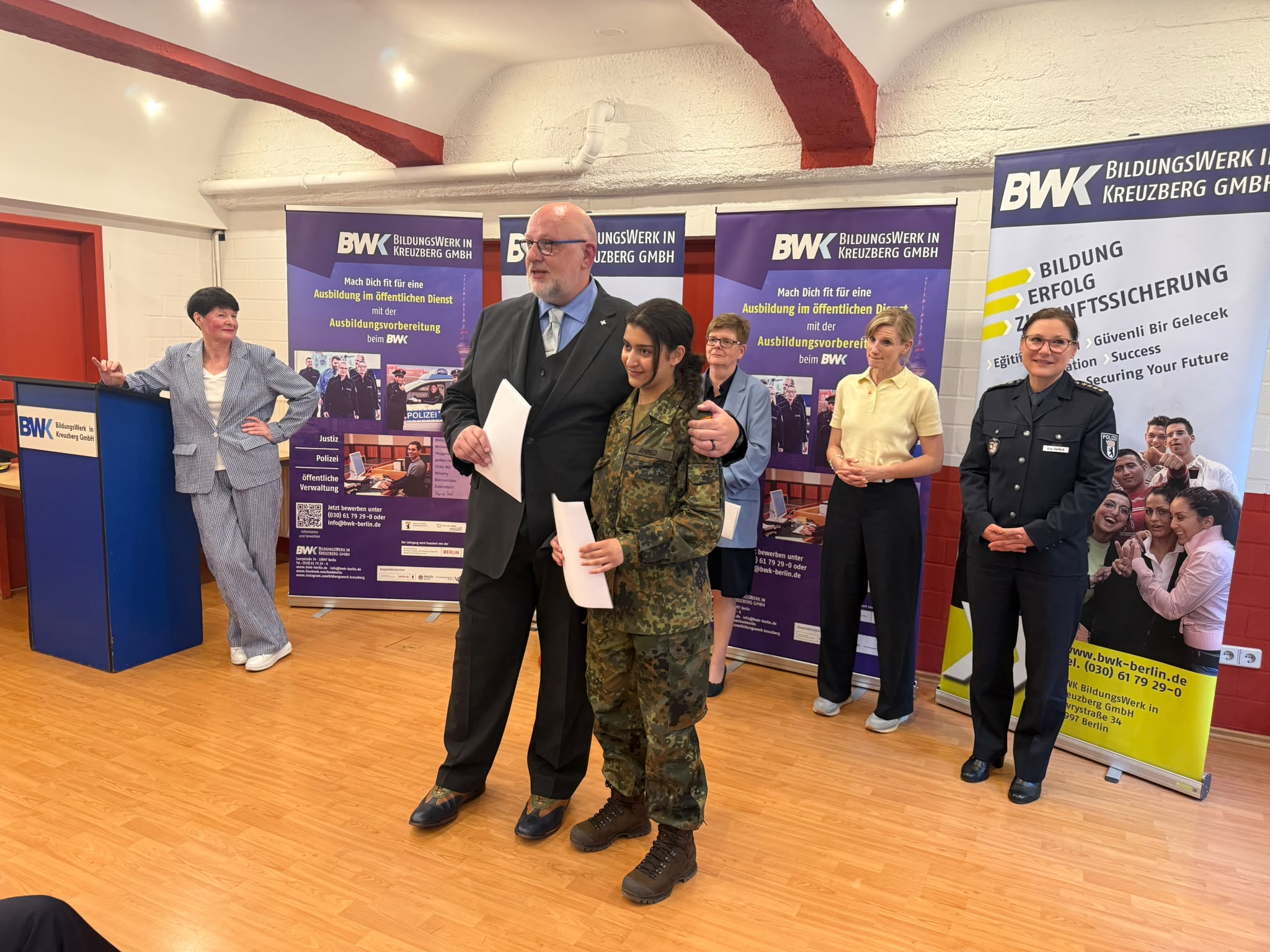 Youth Prepared for Public Service in Berlin Receive Certificates