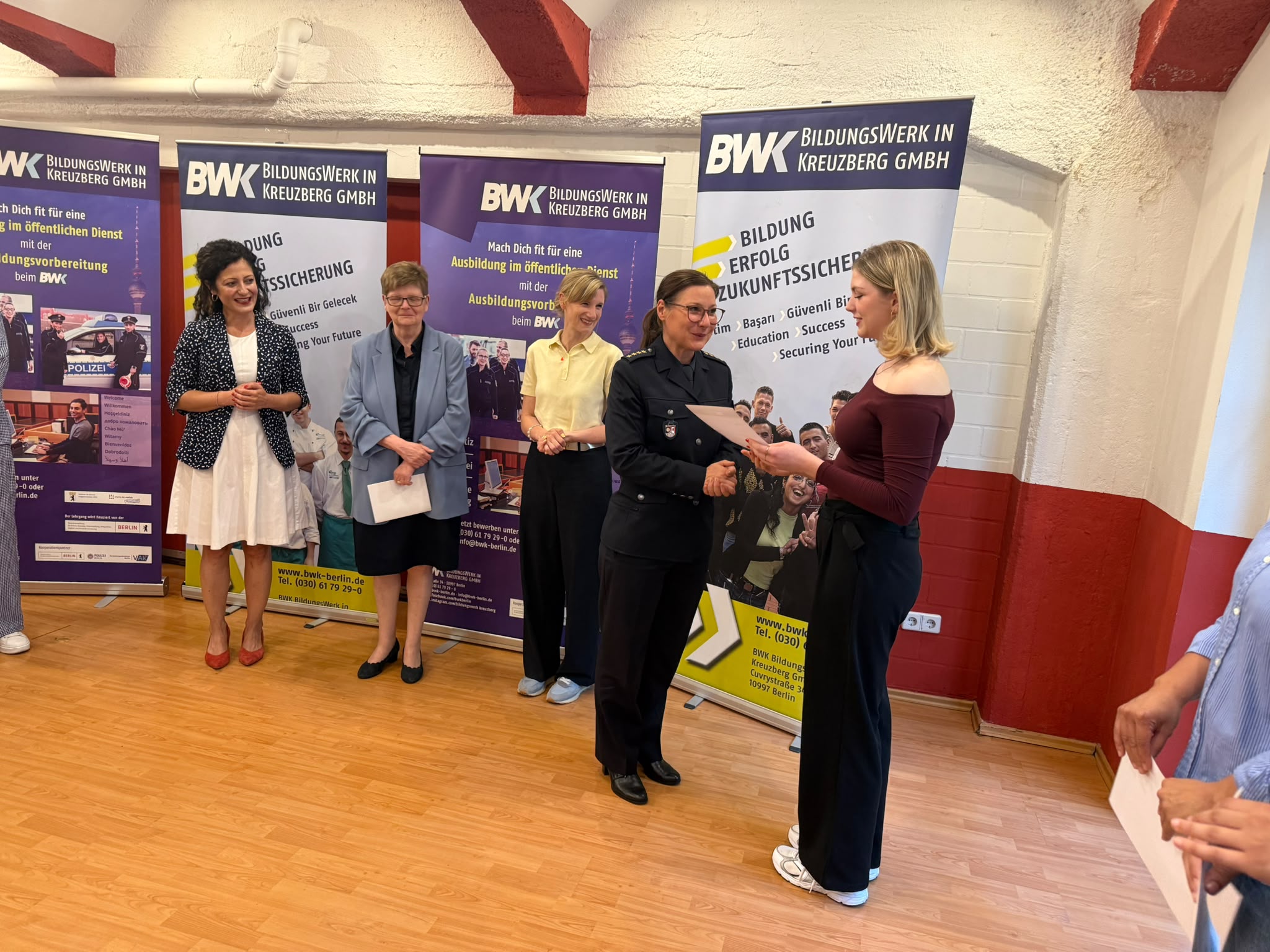 Youth Prepared for Public Service in Berlin Receive Certificates