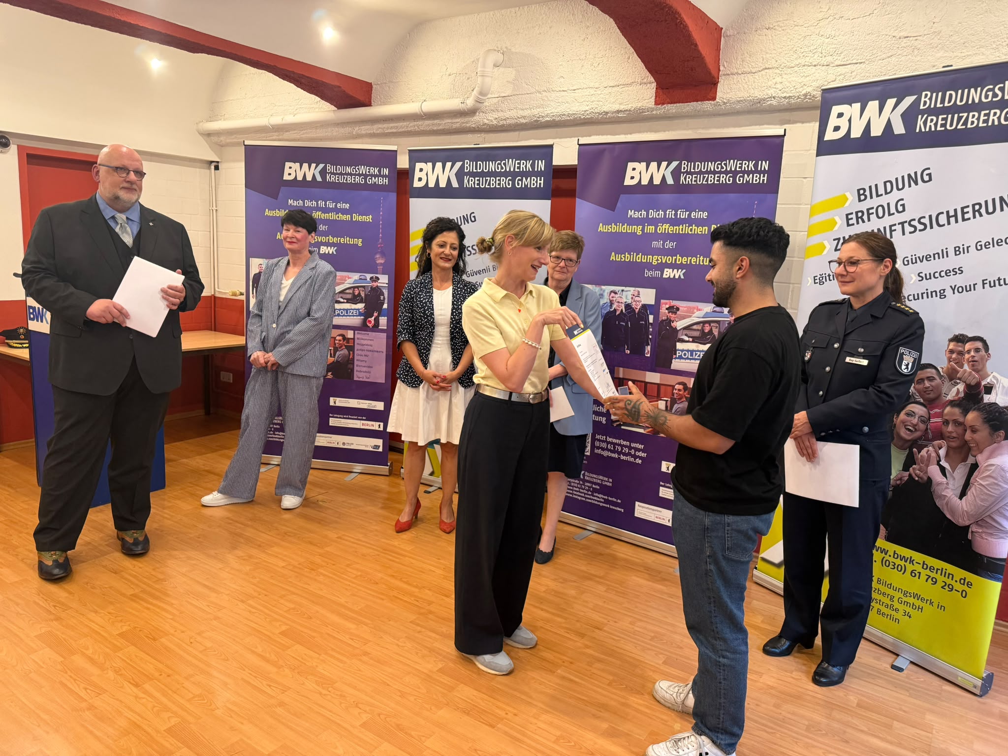 Youth Prepared for Public Service in Berlin Receive Certificates