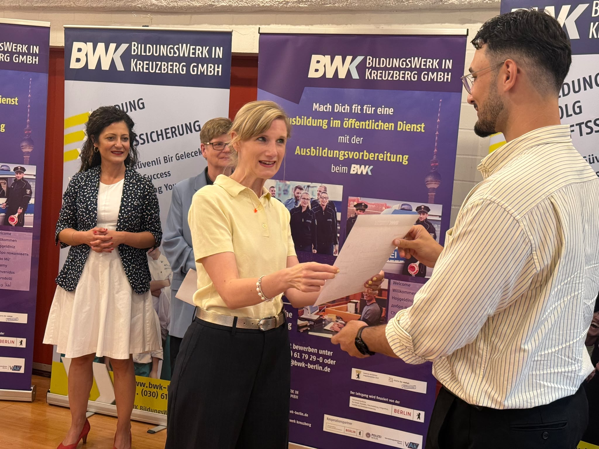 Youth Prepared for Public Service in Berlin Receive Certificates