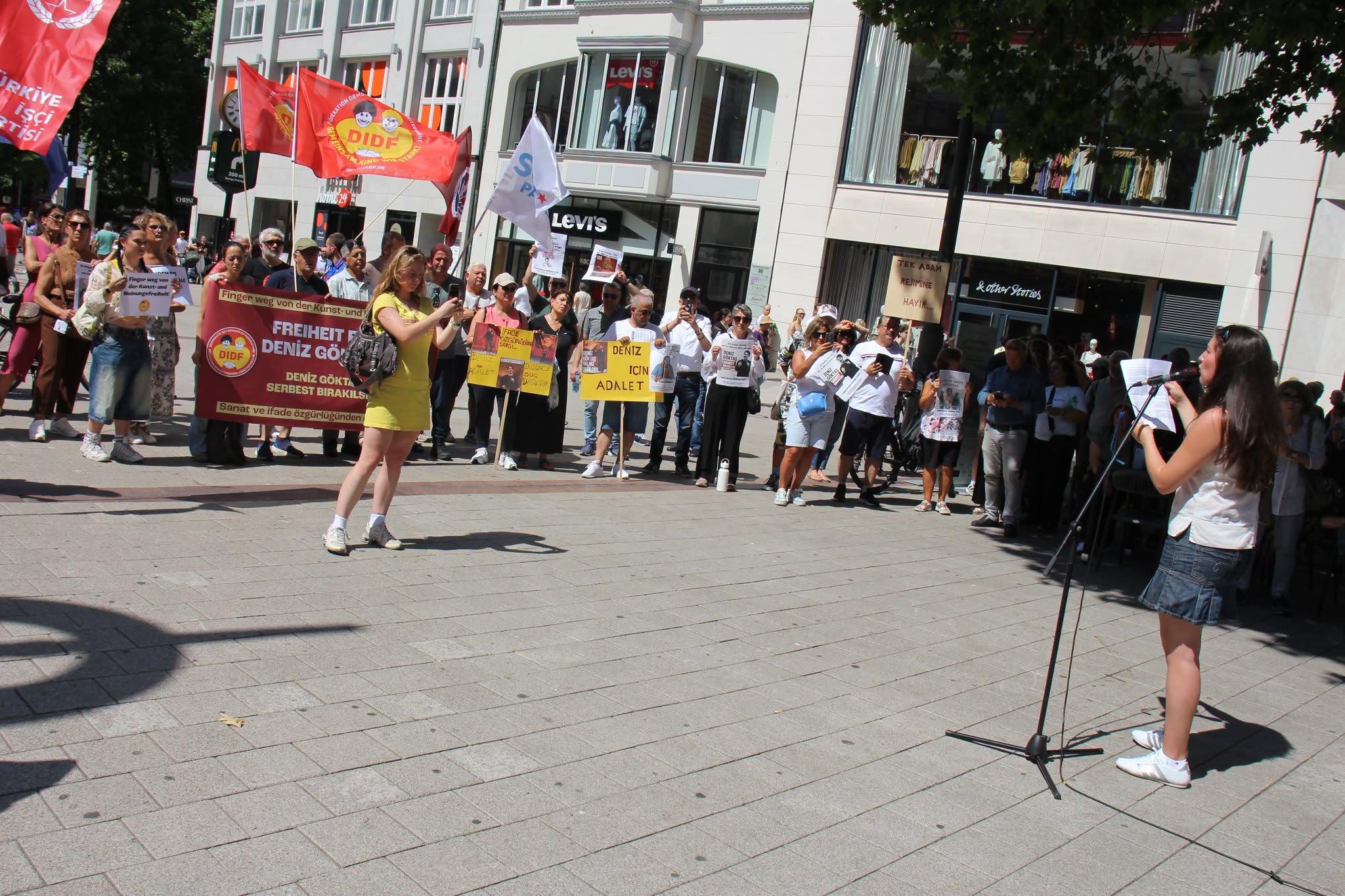 Solidaritätskundgebung für Deniz Göktaş in Hamburg
