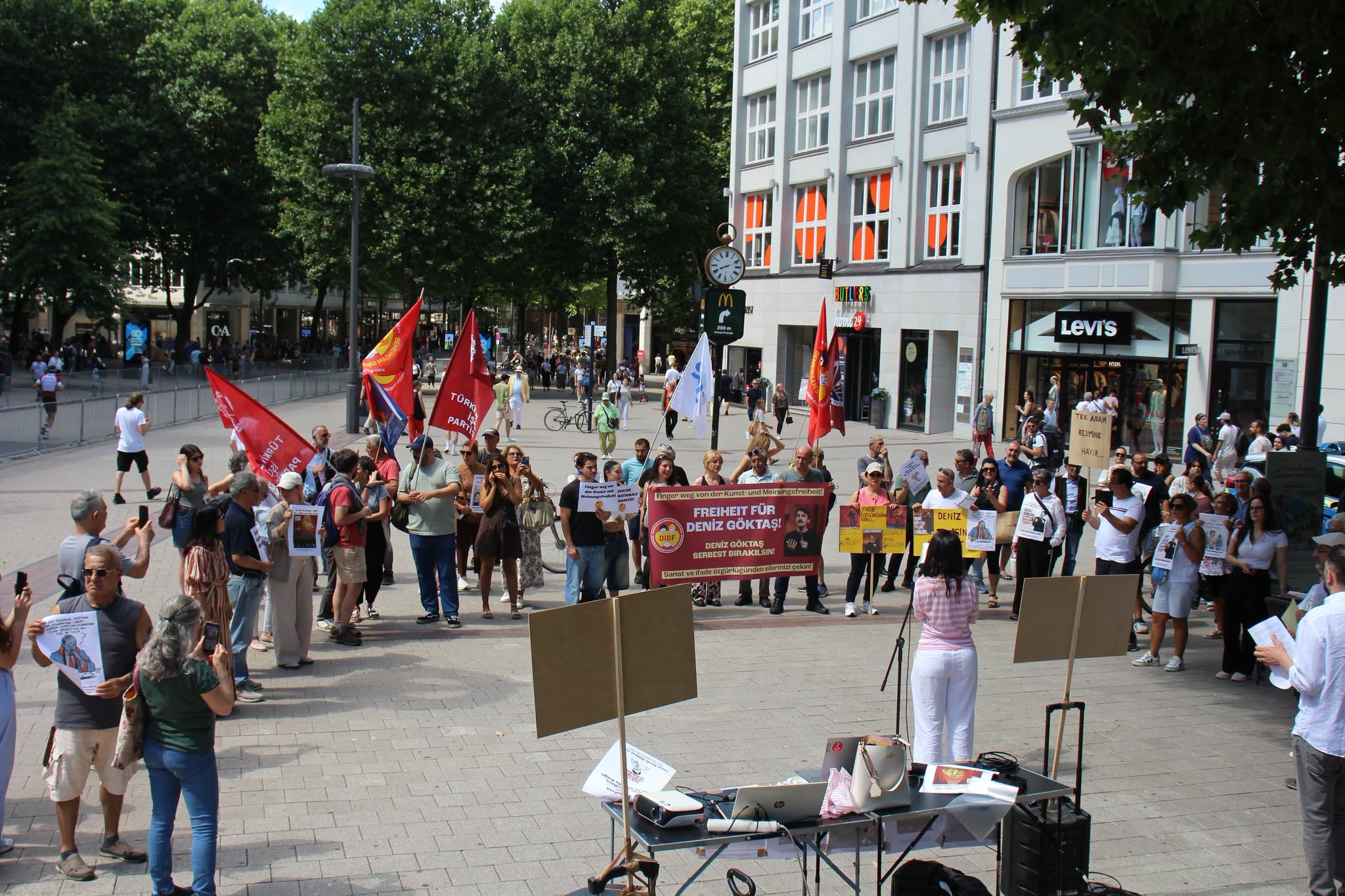 Solidaritätskundgebung für Deniz Göktaş in Hamburg