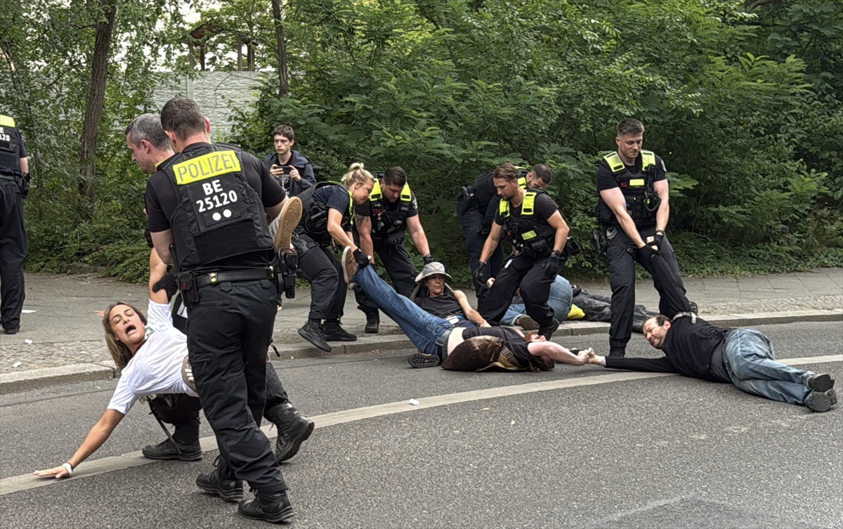 Berlin'de Rheinmetall protestosuna sert müdahale