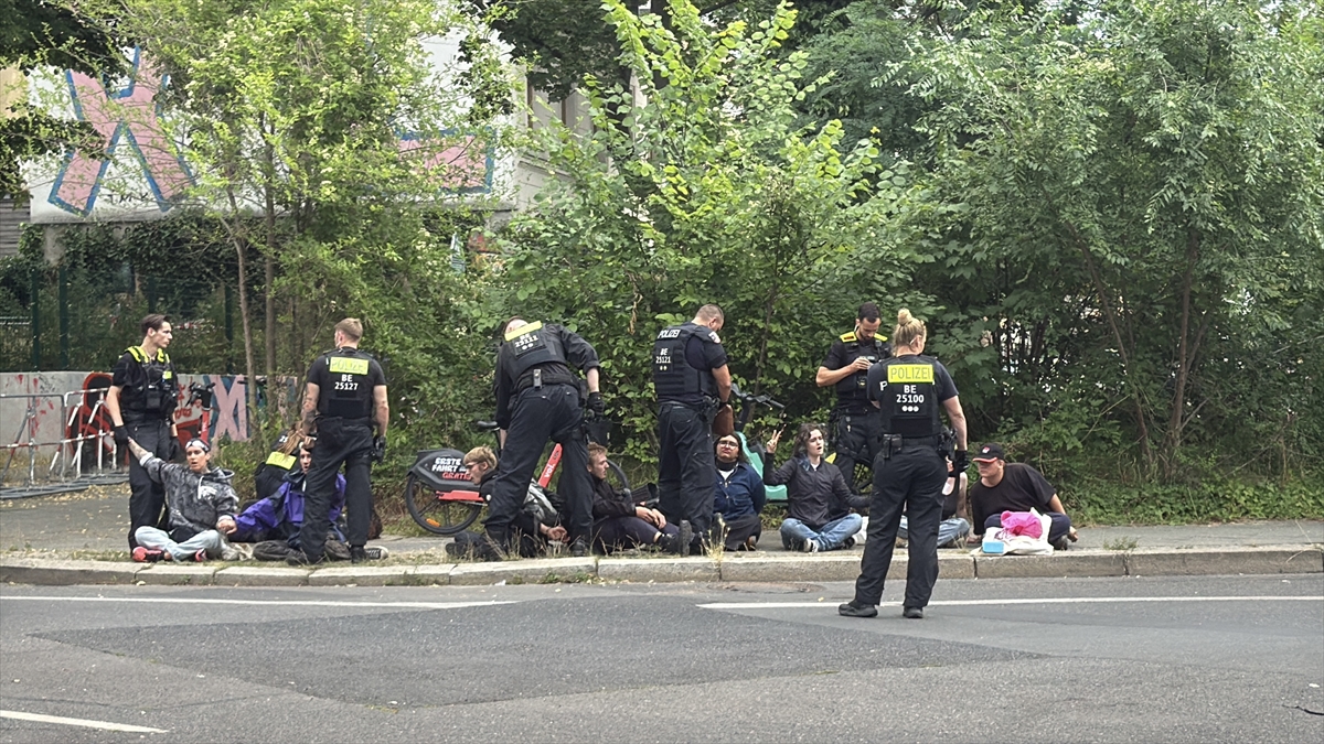 Berlin'de Rheinmetall protestosuna sert müdahale