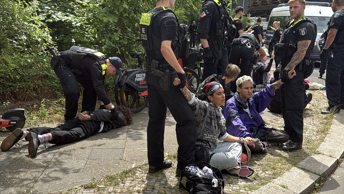 Berlin'de Rheinmetall protestosuna sert müdahale