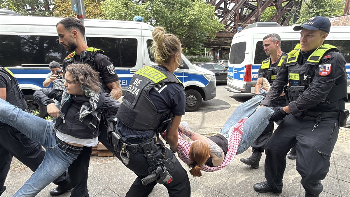 Berlin'de Rheinmetall protestosuna sert müdahale
