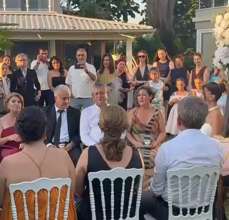 Özgür Özel Manisa’da Zümrüt Gültekin ve Yiğit Korkmaz’ın Nişan Yüzüklerini Taktı