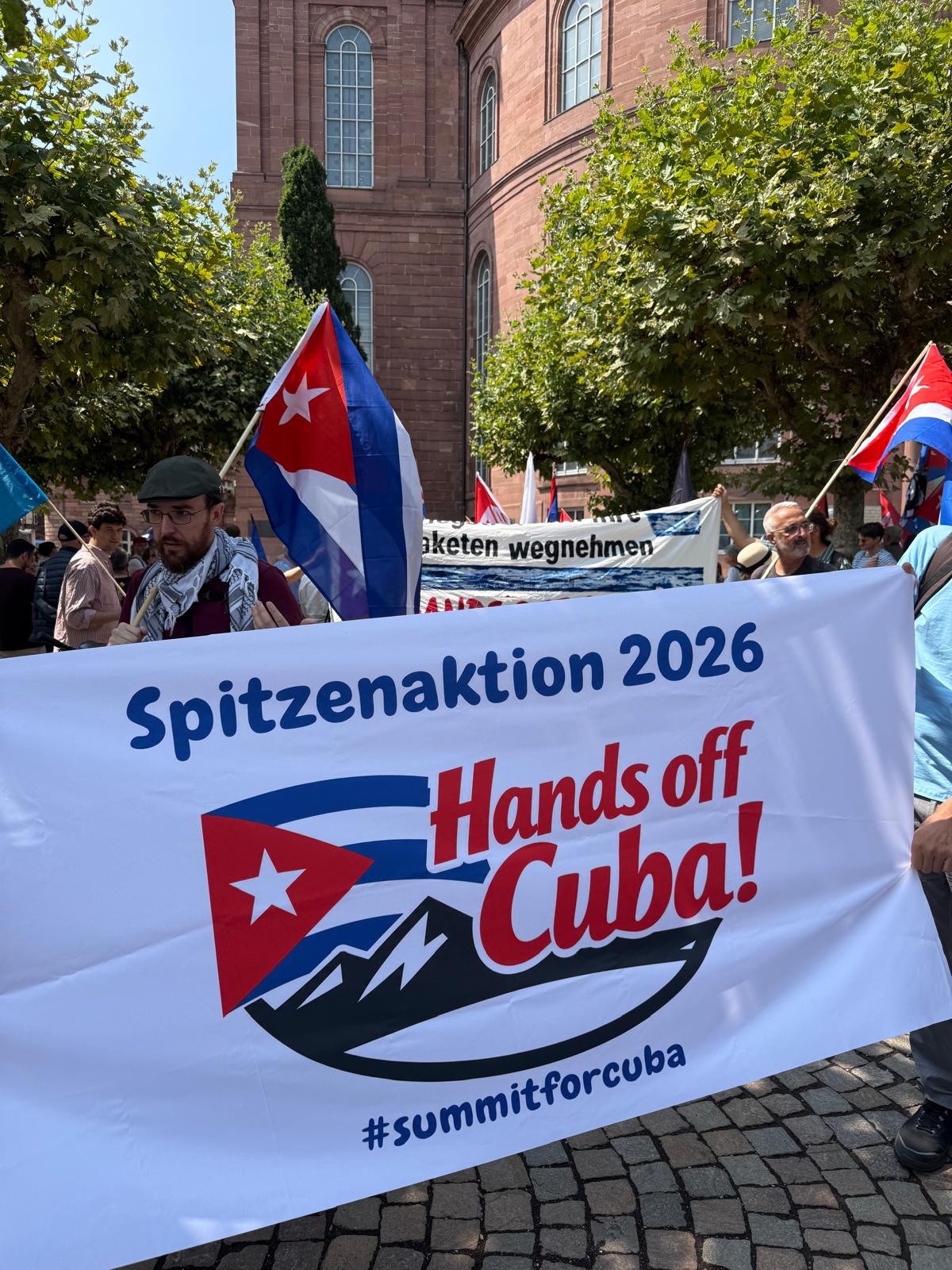 Frankfurt’ta Küba’ya Dayanışma Yürüyüşü: ABD Ambargosu Protesto Edildi