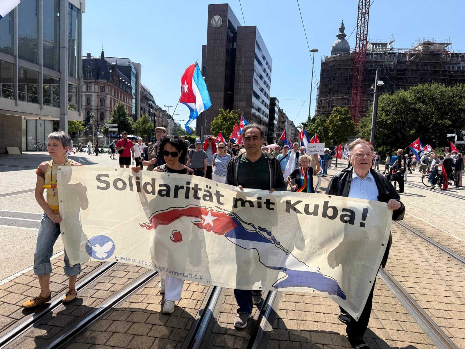 Frankfurt’ta Küba’ya Dayanışma Yürüyüşü: ABD Ambargosu Protesto Edildi