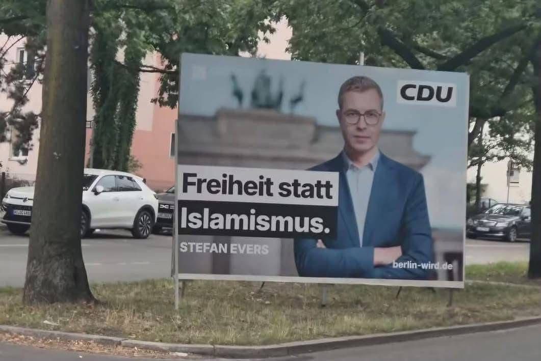 Berlin’de Müslümanları hedef alan seçim afişlerine 5 dernekten sert tepki