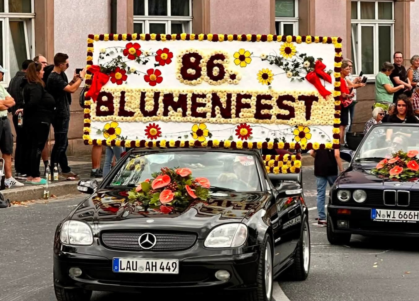 Röttenbach’ta 86. Çiçek Festivali coşkusu: Türkspor’un ay yıldızlı aracı büyük alkış aldı