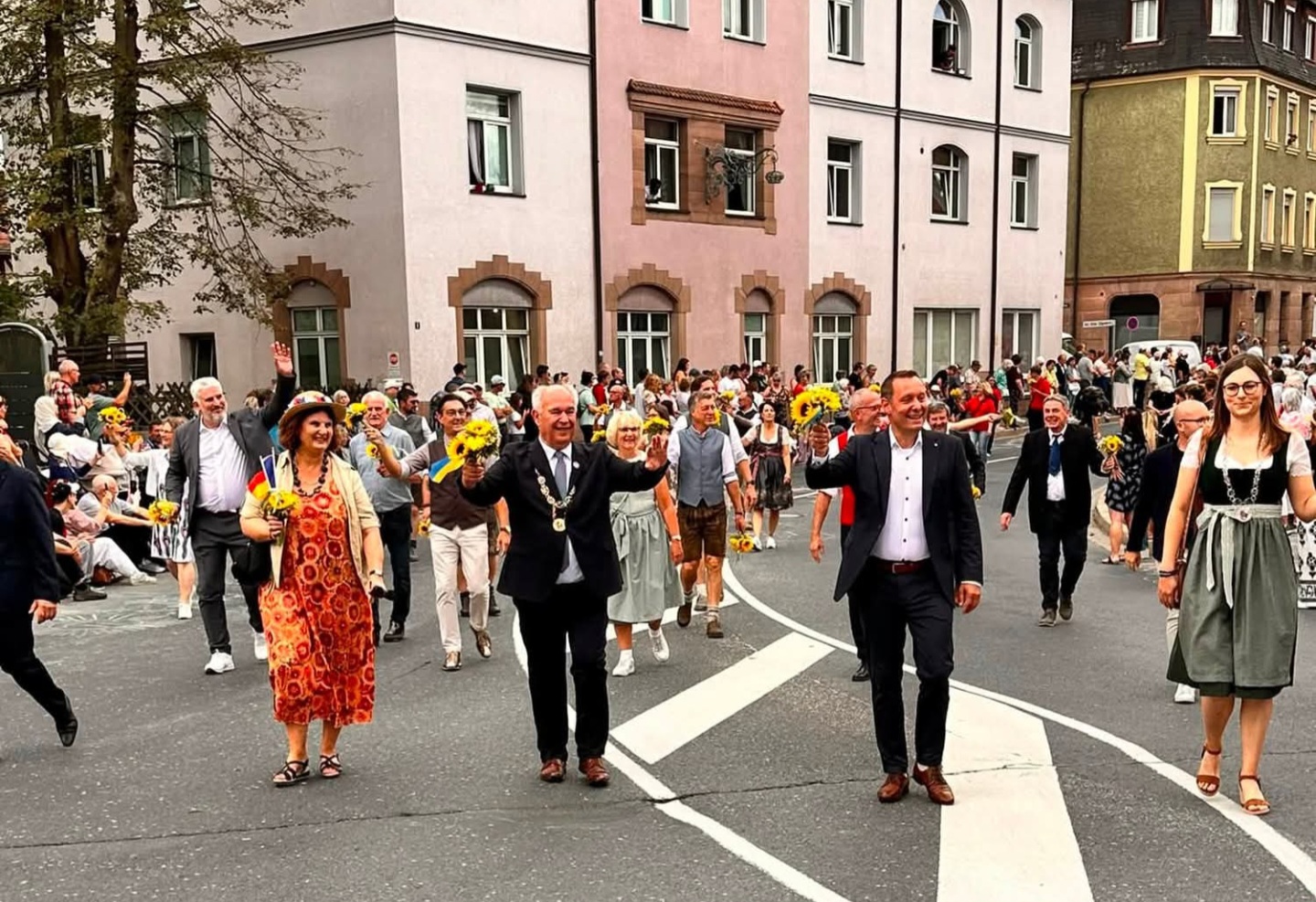 Röttenbach’ta 86. Çiçek Festivali coşkusu: Türkspor’un ay yıldızlı aracı büyük alkış aldı