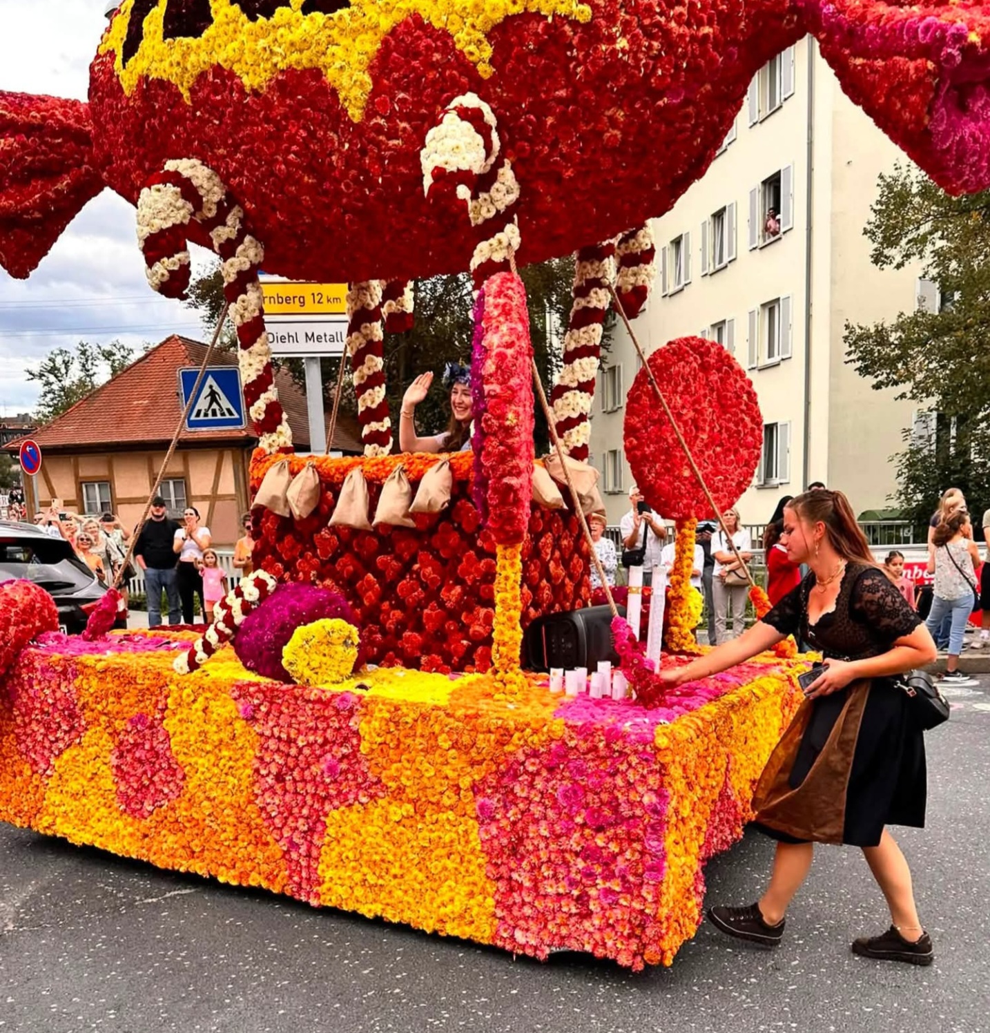 Röttenbach’ta 86. Çiçek Festivali coşkusu: Türkspor’un ay yıldızlı aracı büyük alkış aldı