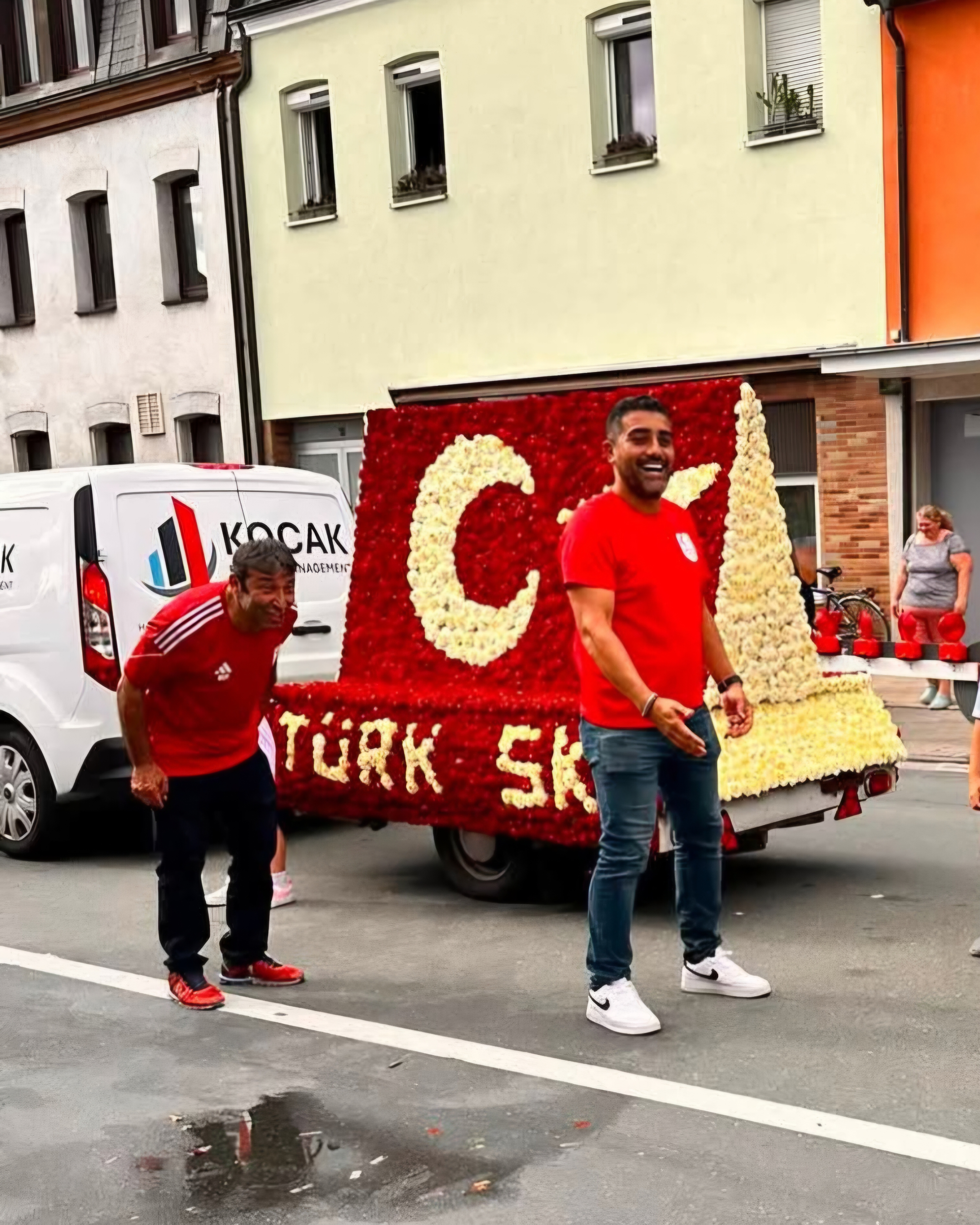 Röttenbach’ta 86. Çiçek Festivali coşkusu: Türkspor’un ay yıldızlı aracı büyük alkış aldı