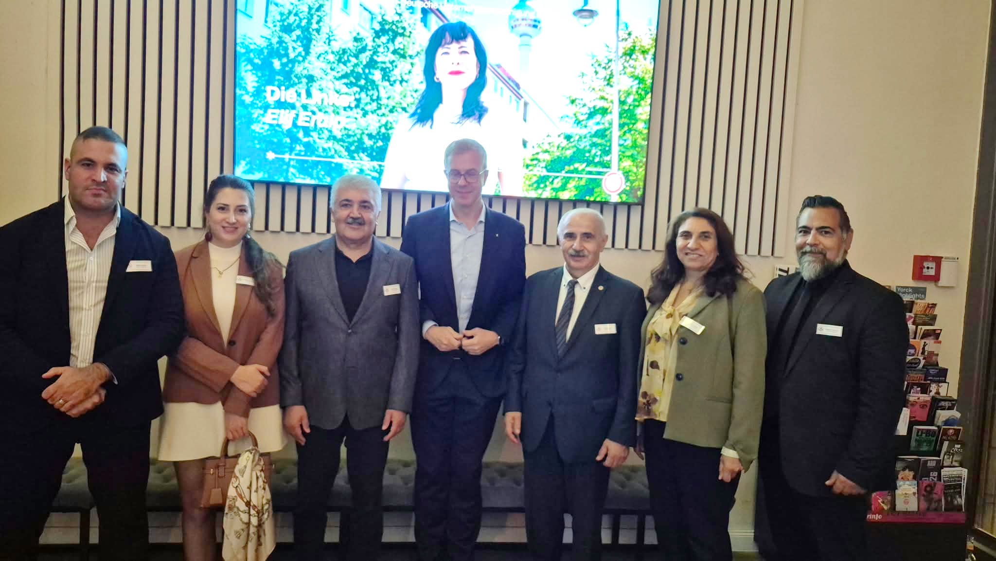 TDU Berlin’de lider adaylarını Türkiye kökenli seçmenlerle buluşturdu