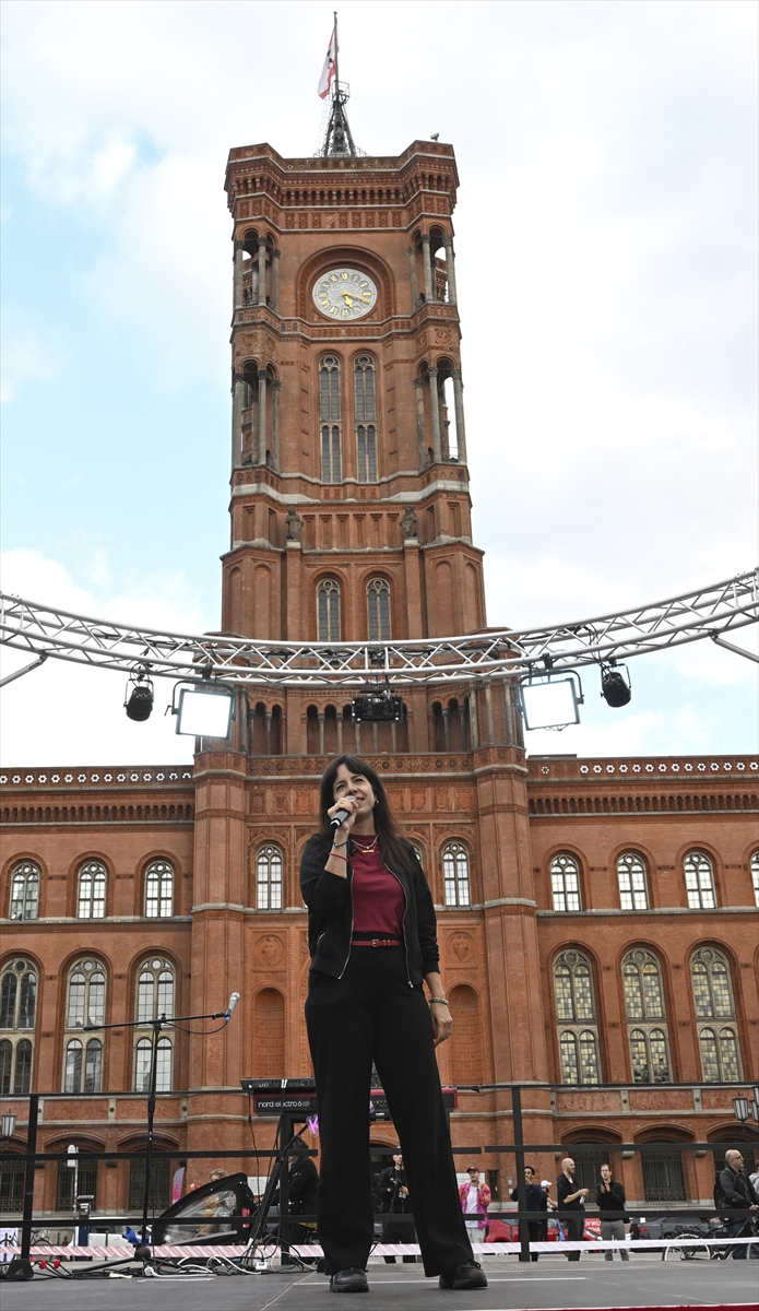 Elif Eralp Berlin'de seçmenlerle buluştu