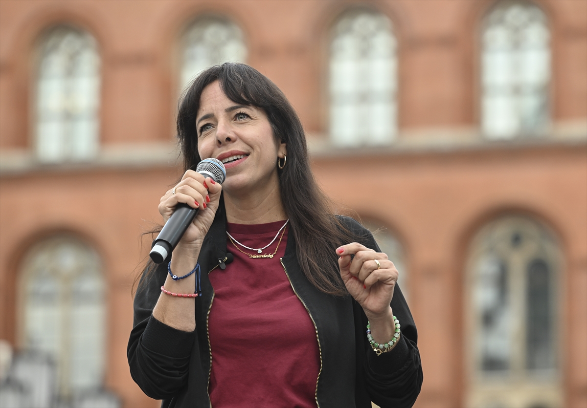 Elif Eralp Berlin'de seçmenlerle buluştu