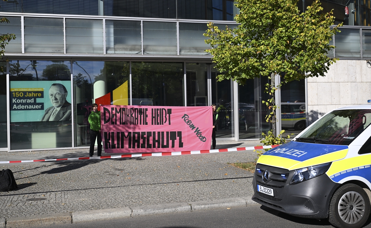 CDU Lideri Merz'in Partisine Eylem: İklim ve AfD Protestosu