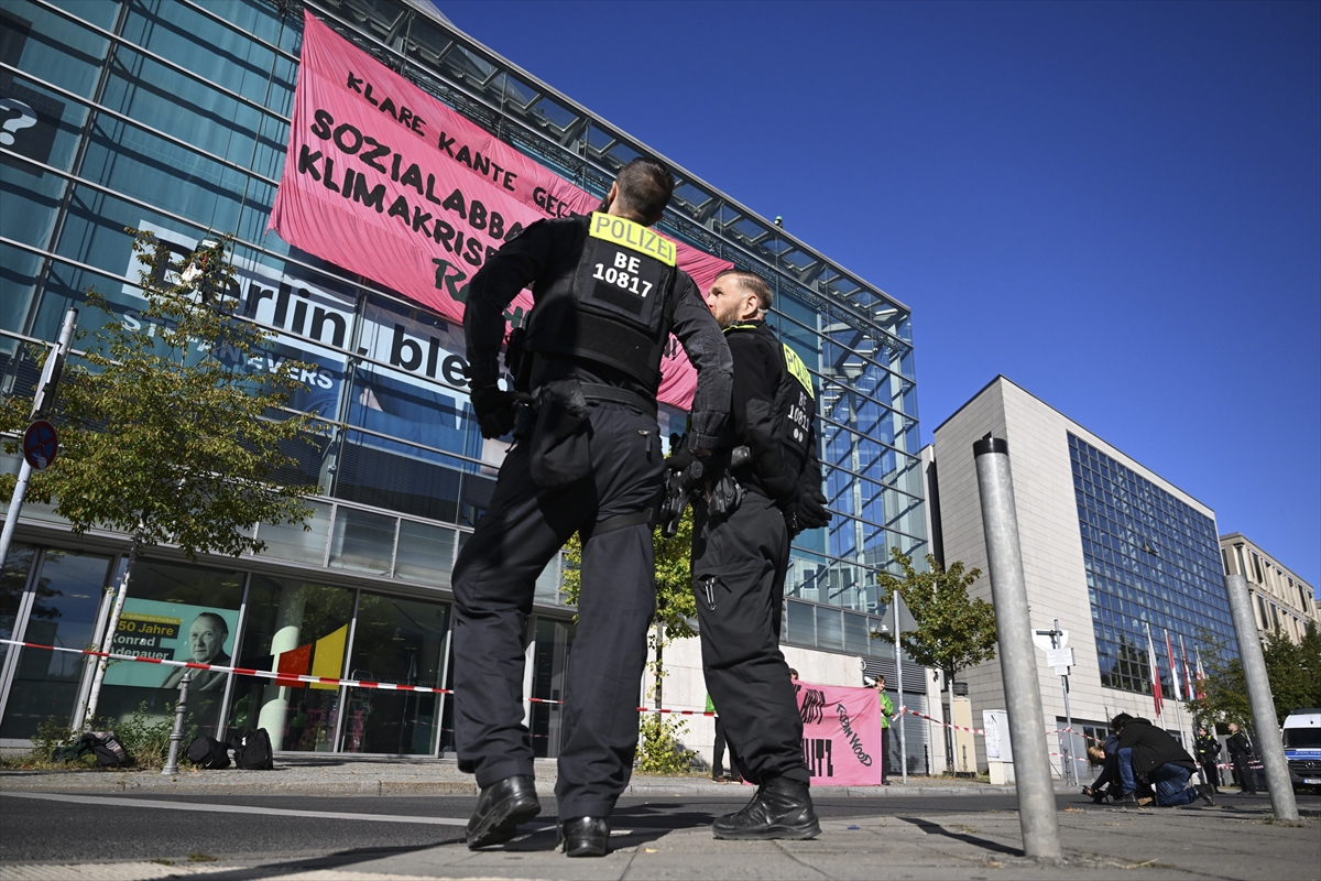 CDU Lideri Merz'in Partisine Eylem: İklim ve AfD Protestosu