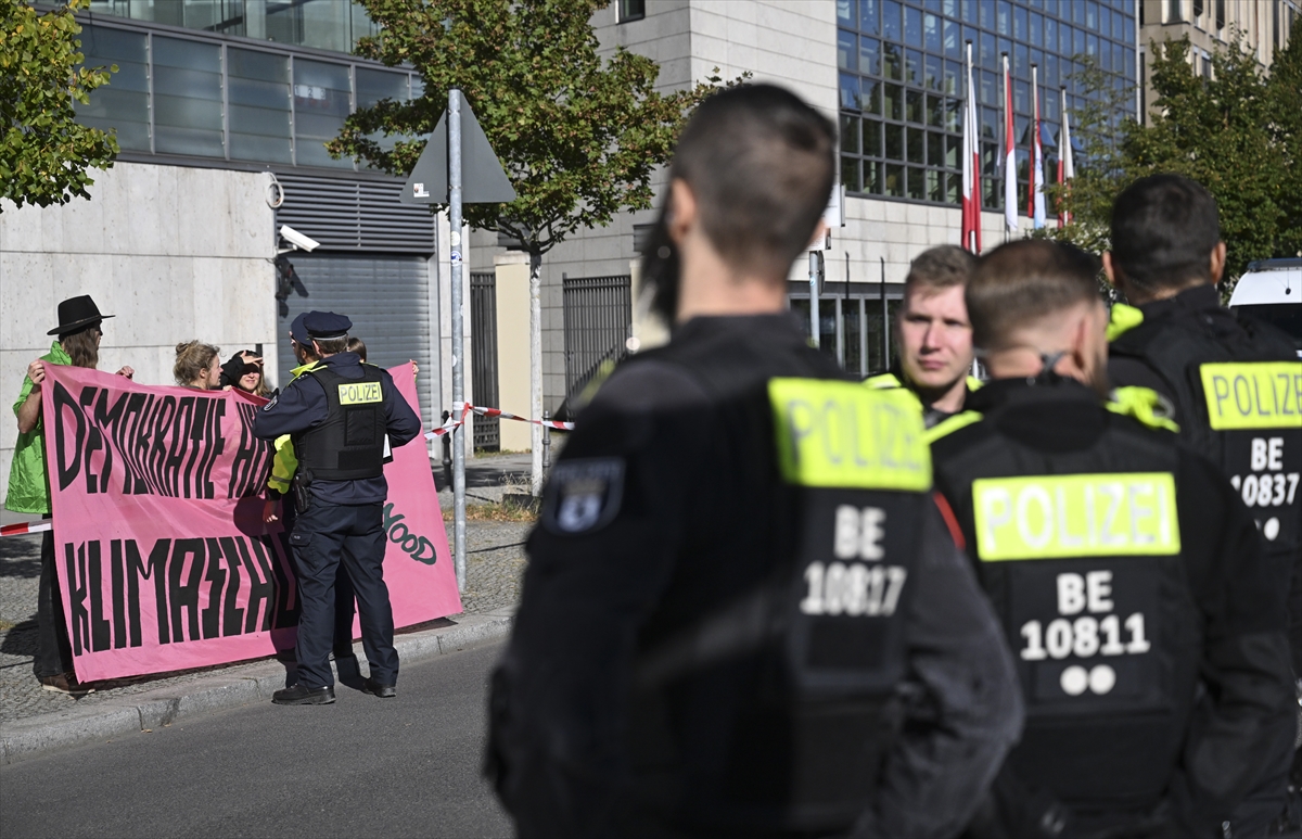 CDU Lideri Merz'in Partisine Eylem: İklim ve AfD Protestosu