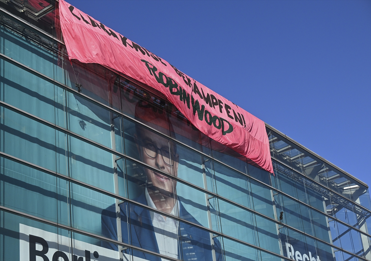 CDU Lideri Merz'in Partisine Eylem: İklim ve AfD Protestosu