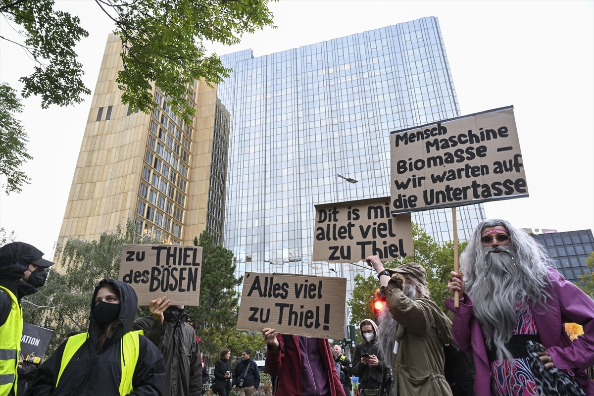 Peter Thiel'e 2026 Axel Springer Ödülü verilmesi Berlin'de protesto edildi