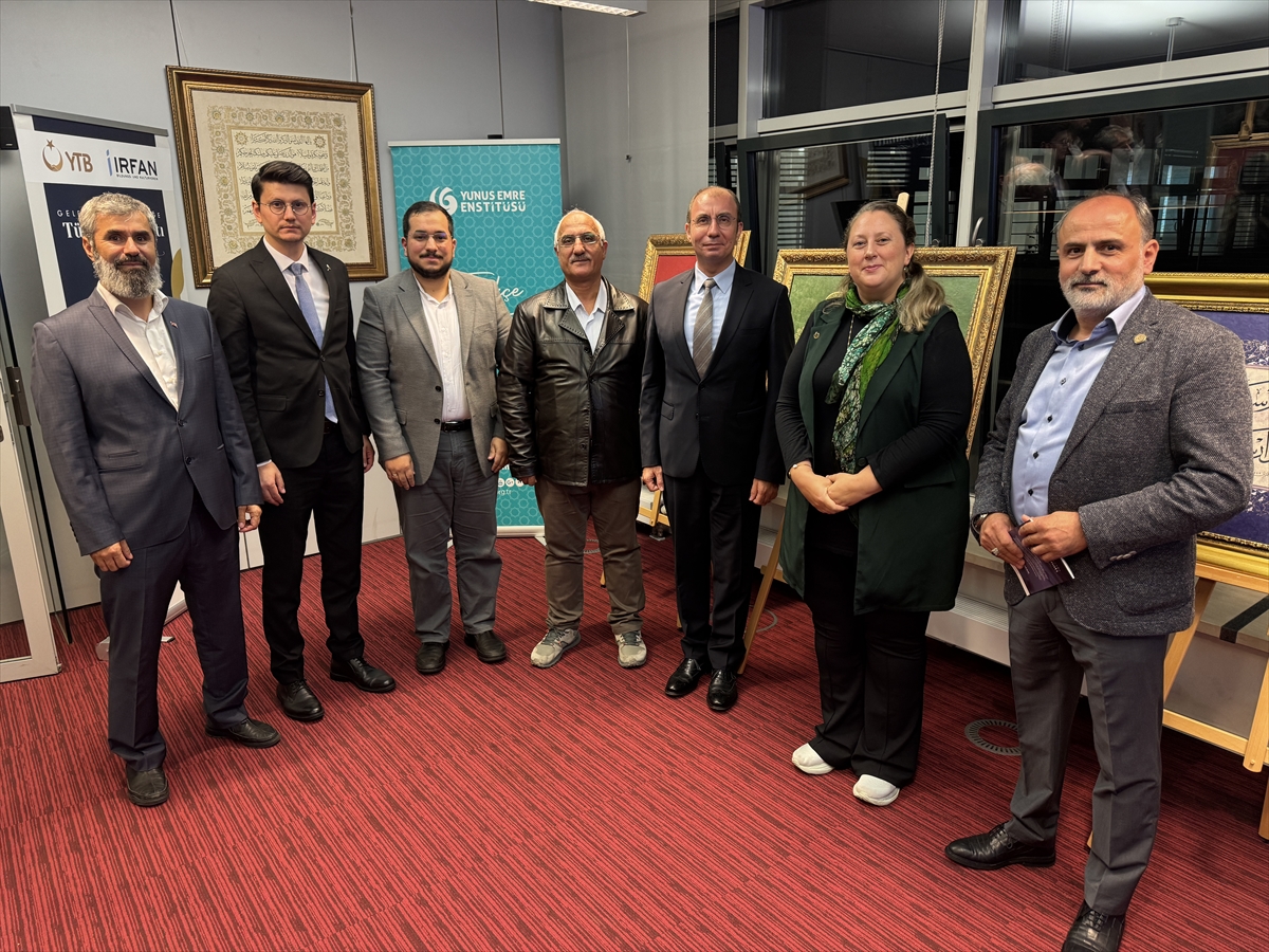 Berlin'de Türk hat sanatının gelenekten geleceğe yolculuğu anlatıldı