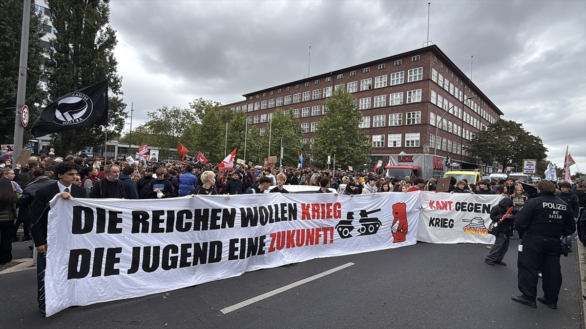 Almanya'da On Binlerce Öğrenci Askerlik Yasasını Protesto Etti