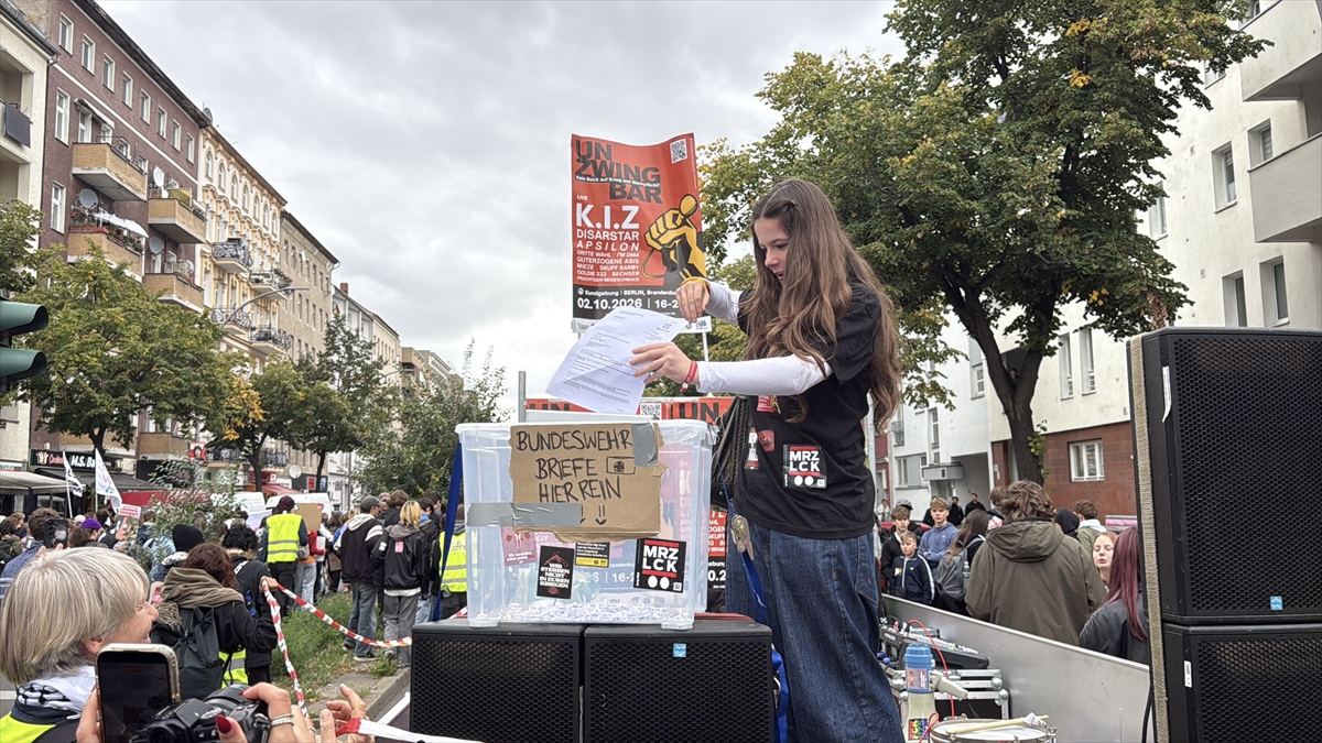 Almanya'da On Binlerce Öğrenci Askerlik Yasasını Protesto Etti