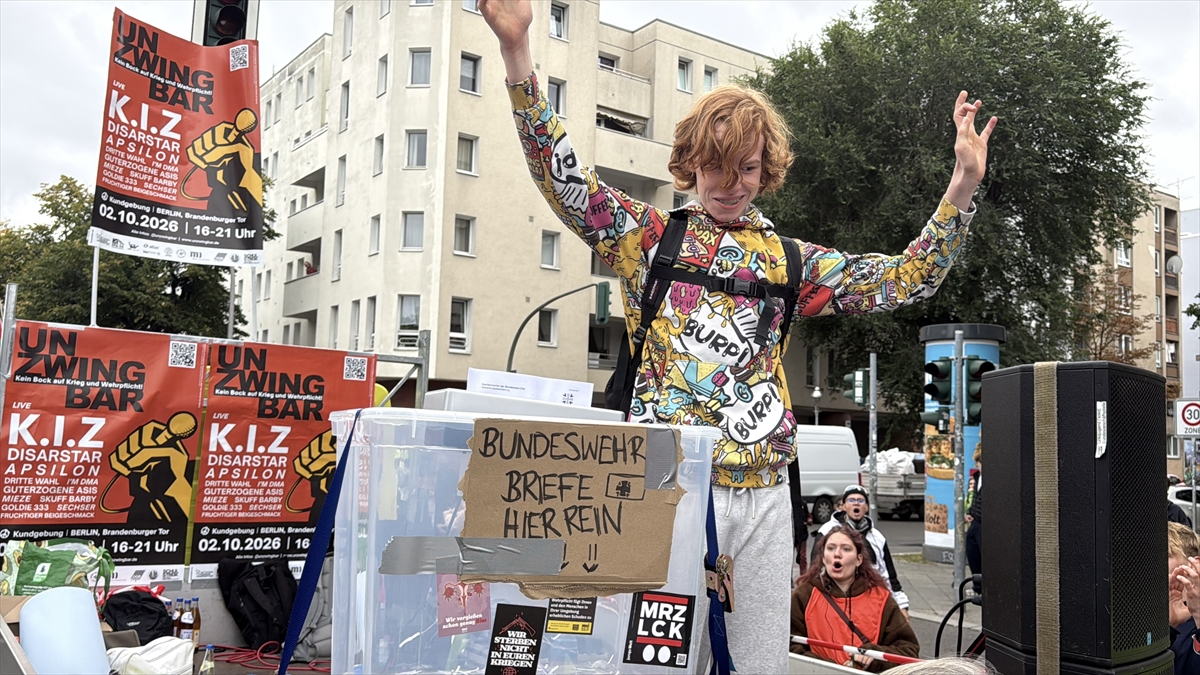 Almanya'da On Binlerce Öğrenci Askerlik Yasasını Protesto Etti