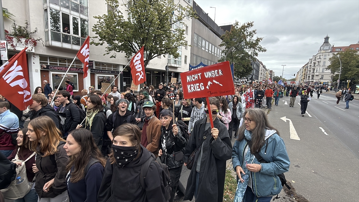 Almanya'da On Binlerce Öğrenci Askerlik Yasasını Protesto Etti