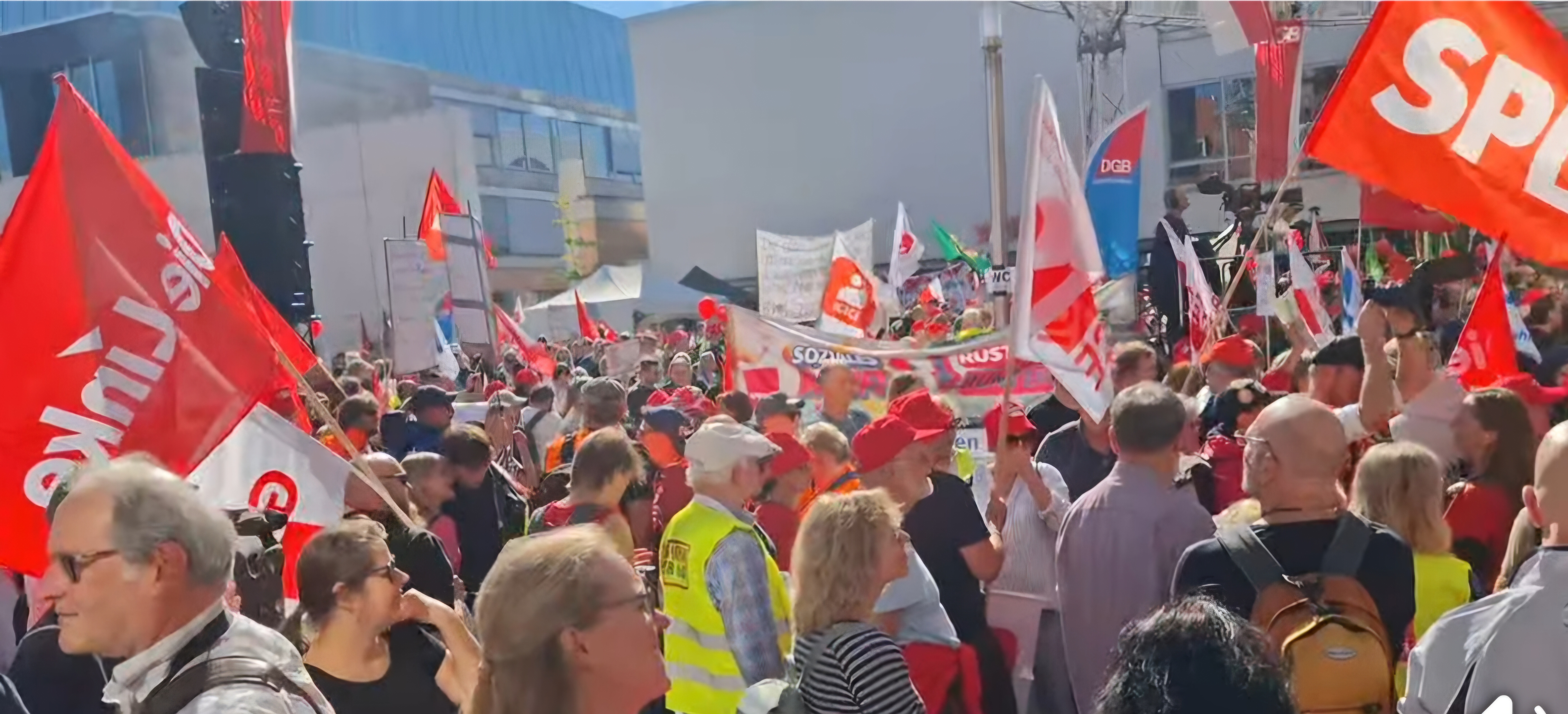 Nürnberg’de işçiler sokakta: “Zor kazanıyoruz, haklarımızdan vazgeçmiyoruz!”