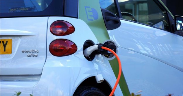 Alman akaryakıt istasyonlarında "elektrikli şarj" zorunluluğu
