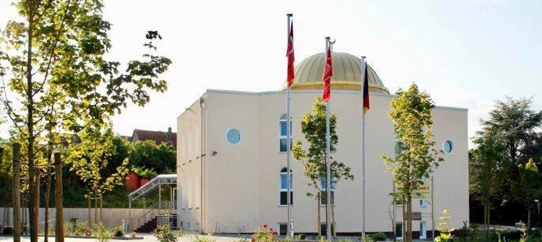 Terör örgütü yandaşları Almanya'da bir cami ve lokale saldırdı