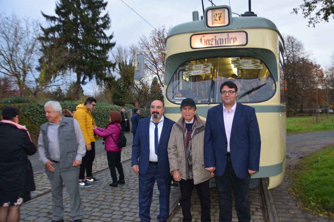 Frankfurt’ta tramvayda “Çiğ köfte ve Baklava partisi”