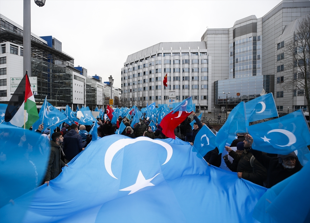 Çin'in Uygurlara yönelik baskı politikaları Berlin'de binlerce kişinin katılımıyla protesto edildi