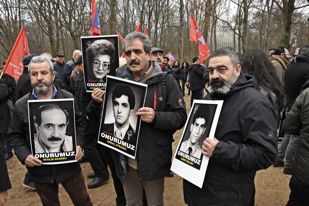 Madımak sanığı 'af' kararı Berlin Büyükelçiliği önünde protesto edildi
