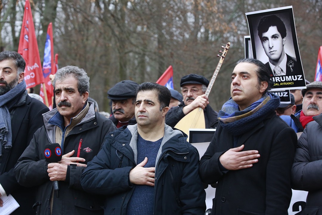 Madımak sanığı 'af' kararı Berlin Büyükelçiliği önünde protesto edildi