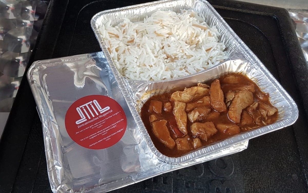 DİTİB camisi gönüllülerinden evlere iftar servisi