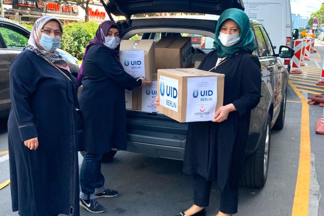 YTB ve UID Berlin Bayram hediyesi dağıttı