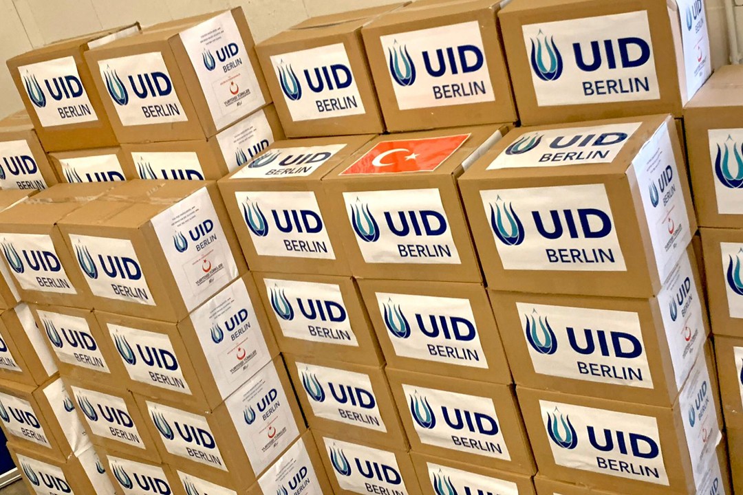 YTB ve UID Berlin Bayram hediyesi dağıttı