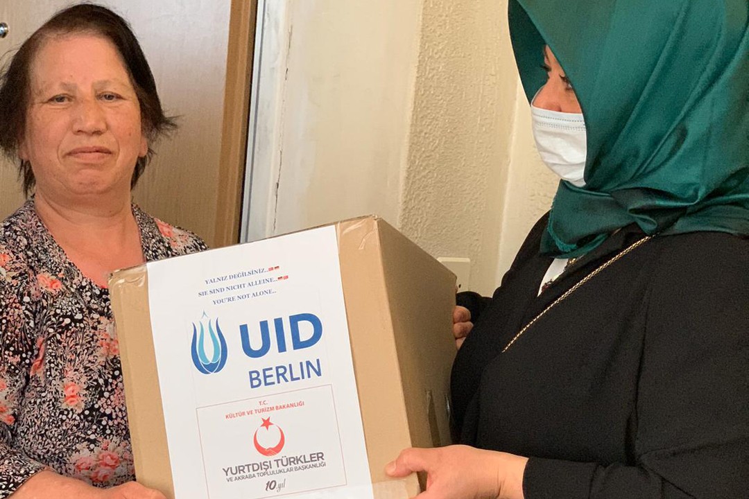 YTB ve UID Berlin Bayram hediyesi dağıttı
