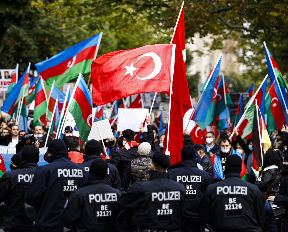 Berlin’de Azerbaycan’a destek gösterisi düzenlendi