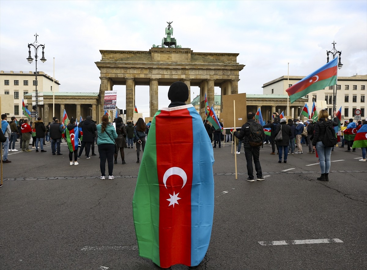Berlin’de Azerbaycan’a destek gösterisi düzenlendi