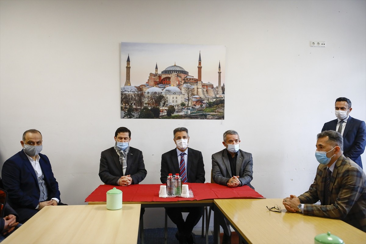 Berlin Büyükelçisi Aydın, polis baskını sonrasında Mevlana Camii’ni ziyaret etti