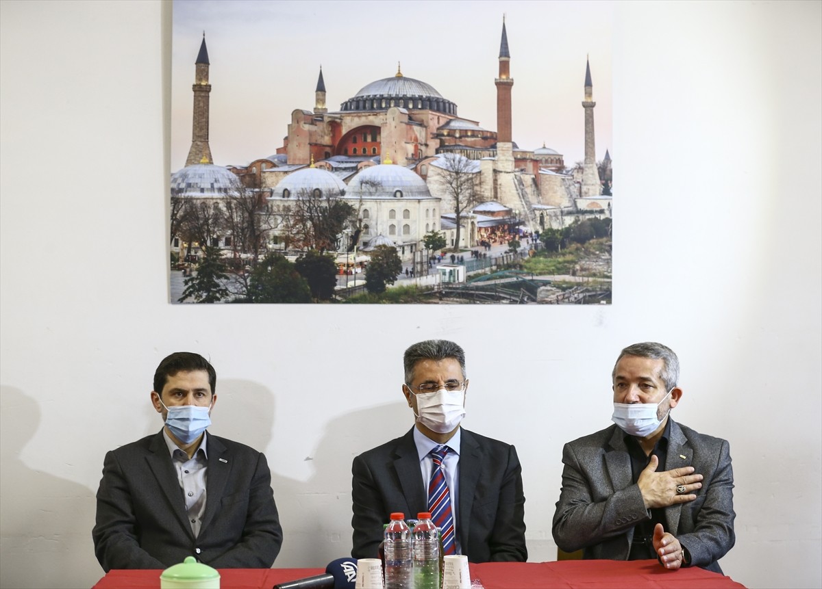 Berlin Büyükelçisi Aydın, polis baskını sonrasında Mevlana Camii’ni ziyaret etti