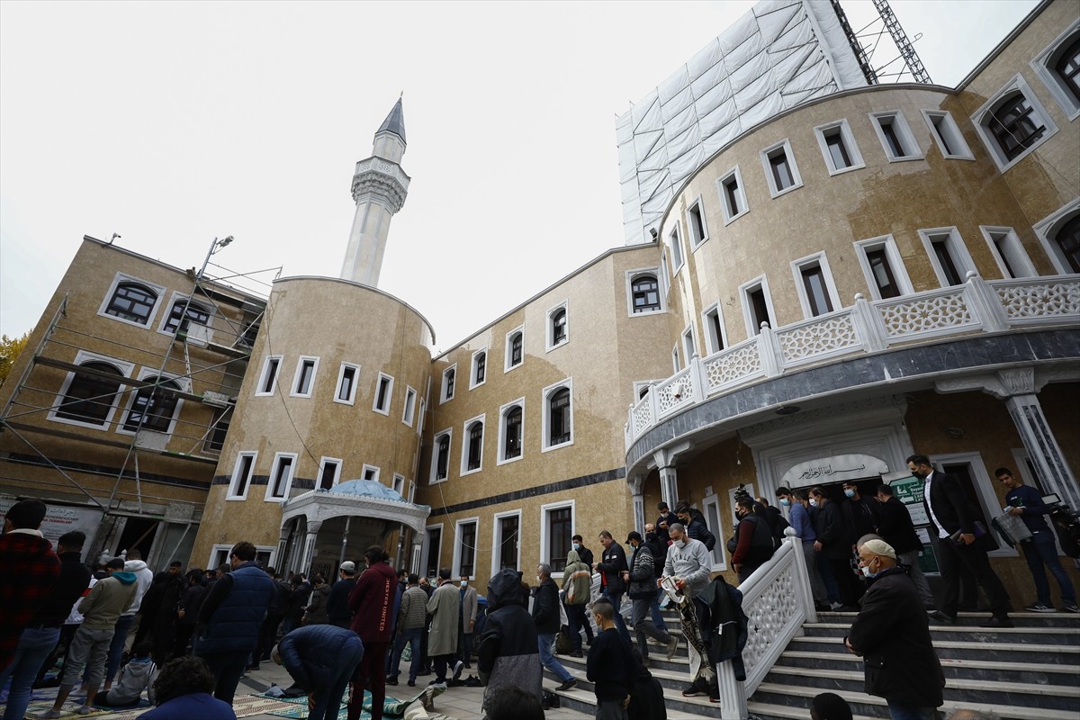 Berlin Büyükelçisi Aydın, polis baskını sonrasında Mevlana Camii’ni ziyaret etti