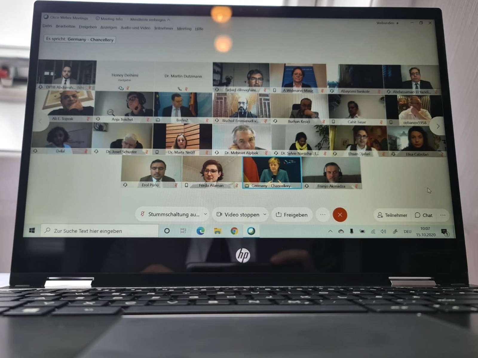 Merkel, STK ile internet üzerinden Kovid-19 ile mücadeleyi görüştü