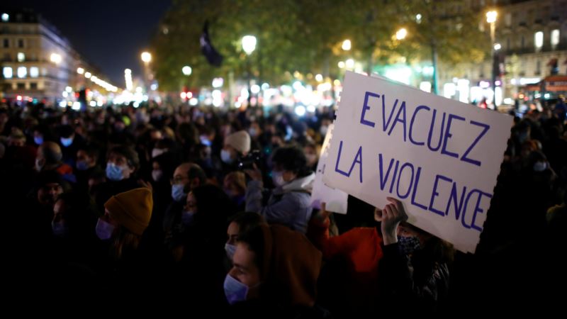 Paris'te Göçmenlere ve Gazetecilere Polis Şiddeti