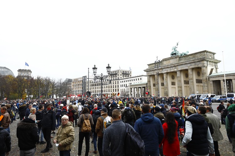 Berlin'de Kovid-19 politikasına karşı yapılan gösteriye polis müdahalesi